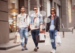 Hombres comprando