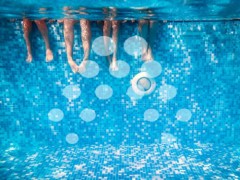 En la piscina