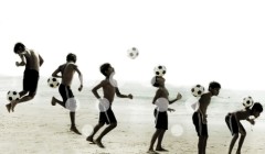 NiÃ±o jugando con una pelota de fÃºtbol