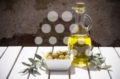 Aceite y aceitunas aliÃ±adas