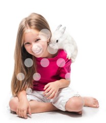 NiÃ±a jugando con su mascota
