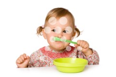 NiÃ±a comiendo un potito 