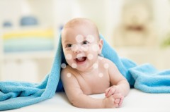 BebÃ© contento despuÃ©s de su baÃ±o