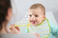 MamÃ¡ dÃ¡ndole de comer a su bebÃ©