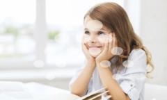 NiÃ±a atendiendo en el colegio